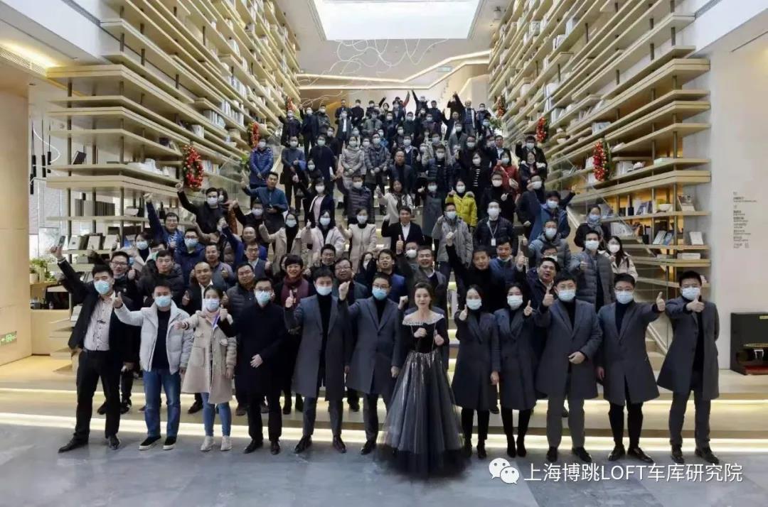 济宁全国一百多人在华侨城汉口道6号参观研讨LOFT专利车库技术！